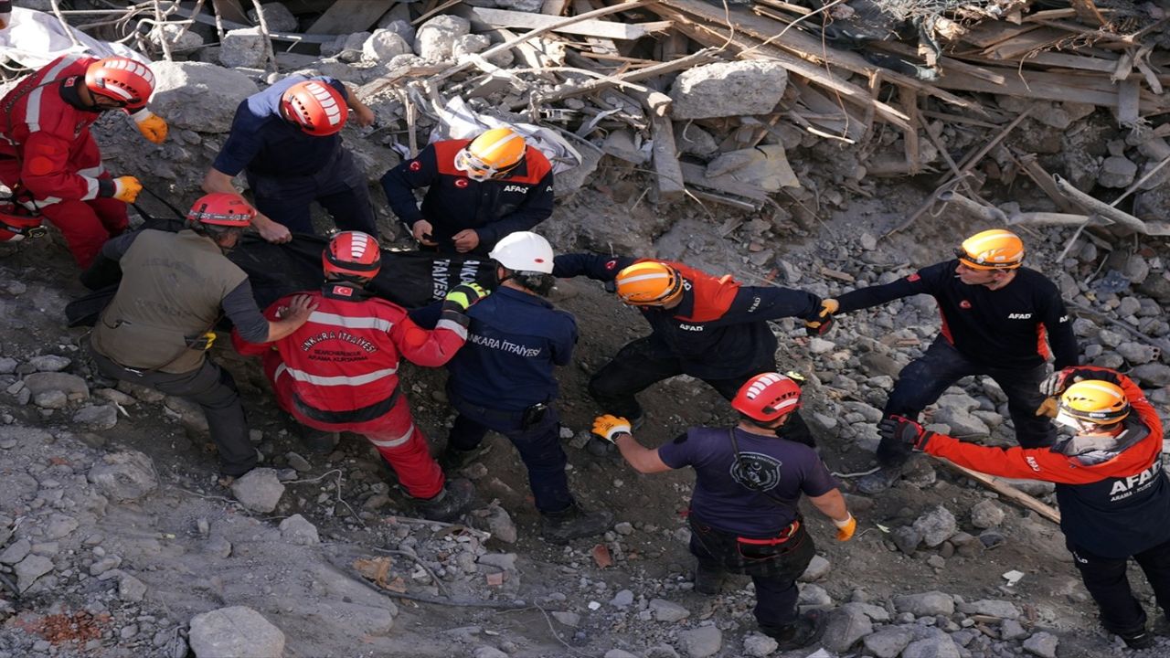 İstinat duvarı çöktü: 1 işçi hayatını kaybetti