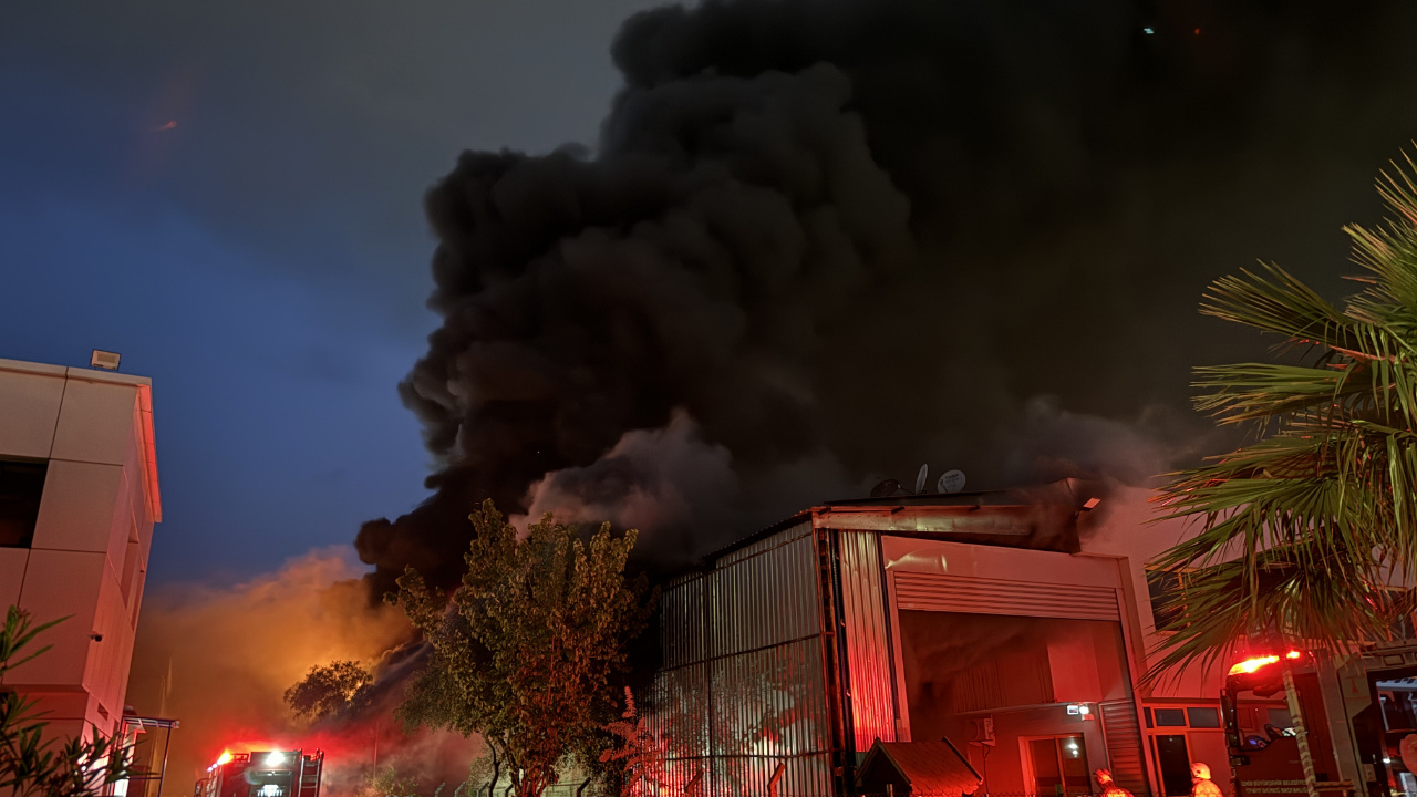 İzmir’de Atatürk Organize Sanayi Bölgesi’nde yangın çıktı