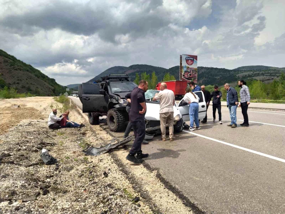 Başkentte karşı şeride geçen otomobilin pikapla çarpıştığı kazada 4 kişi yaralandı