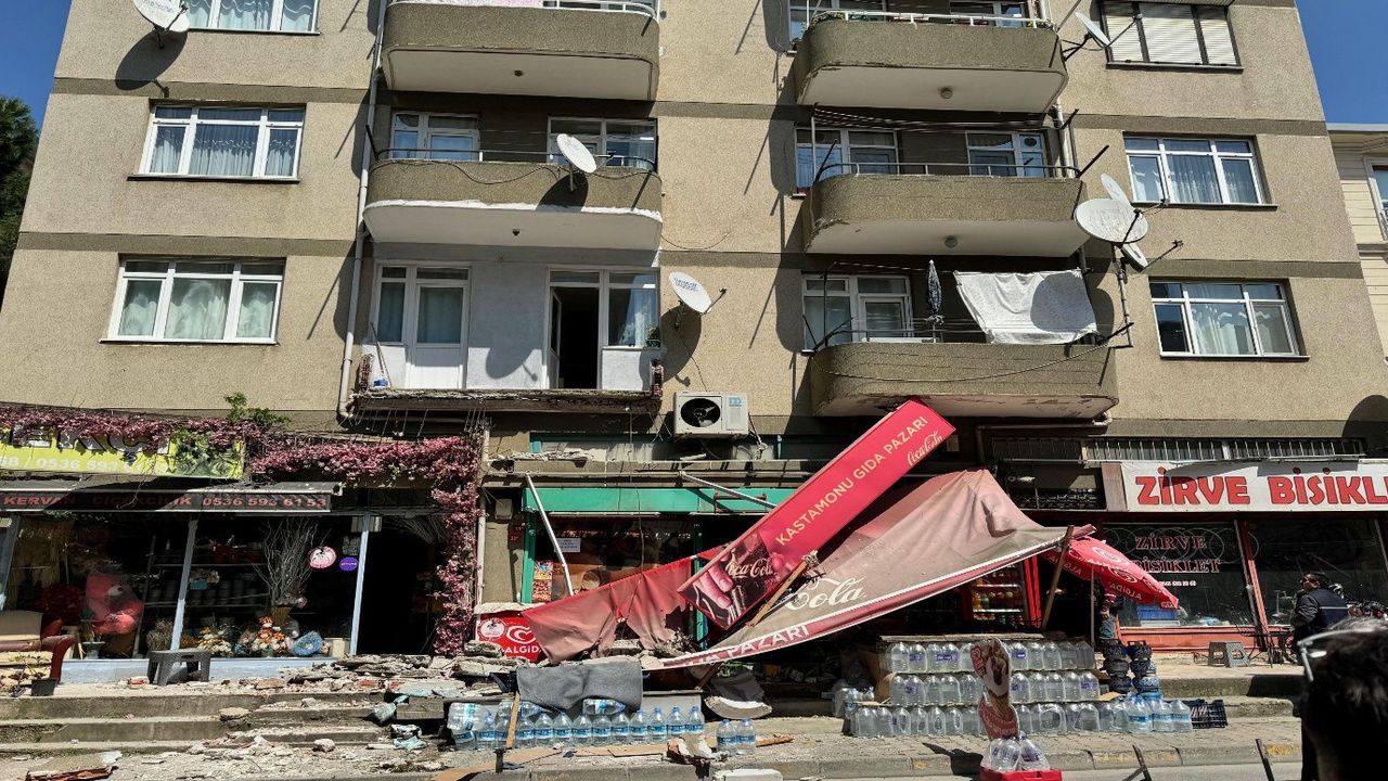 Kartal’da bir apartmanda balkon çöktü: Balkondaki kadın aşağı düşerek yaralandı