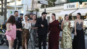 ‘Kızılcık Şerbeti’ oyuncuları Cannes’da