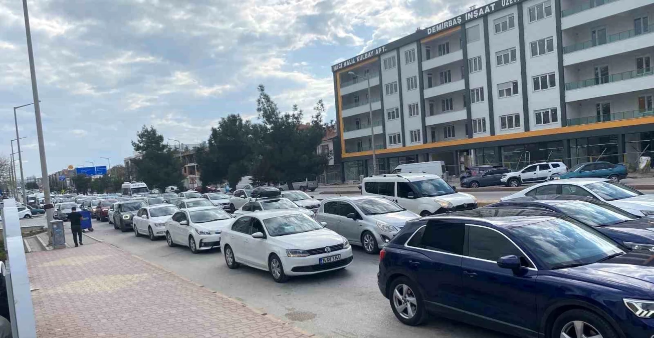 Kulu ilçesinde bayram tatili dönüşü araç yoğunluğu başladı