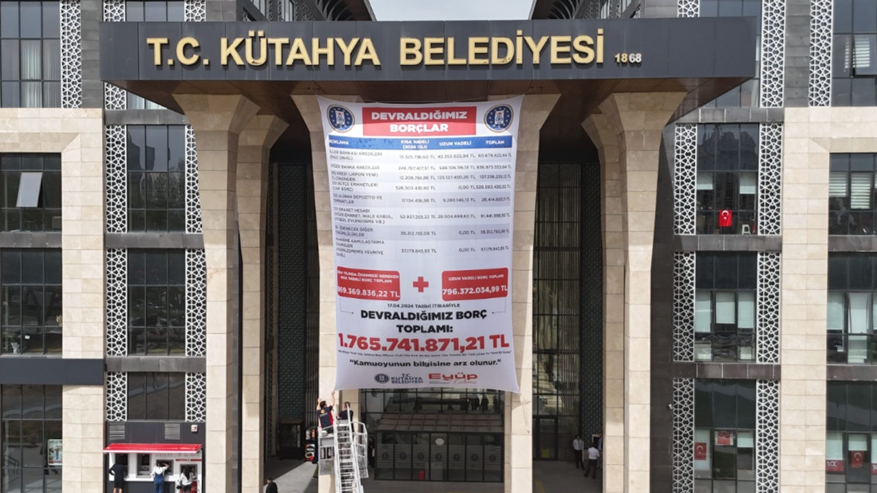 Kütahya’yı MHP’den devralan CHP, eski borçları belediye binasına astı