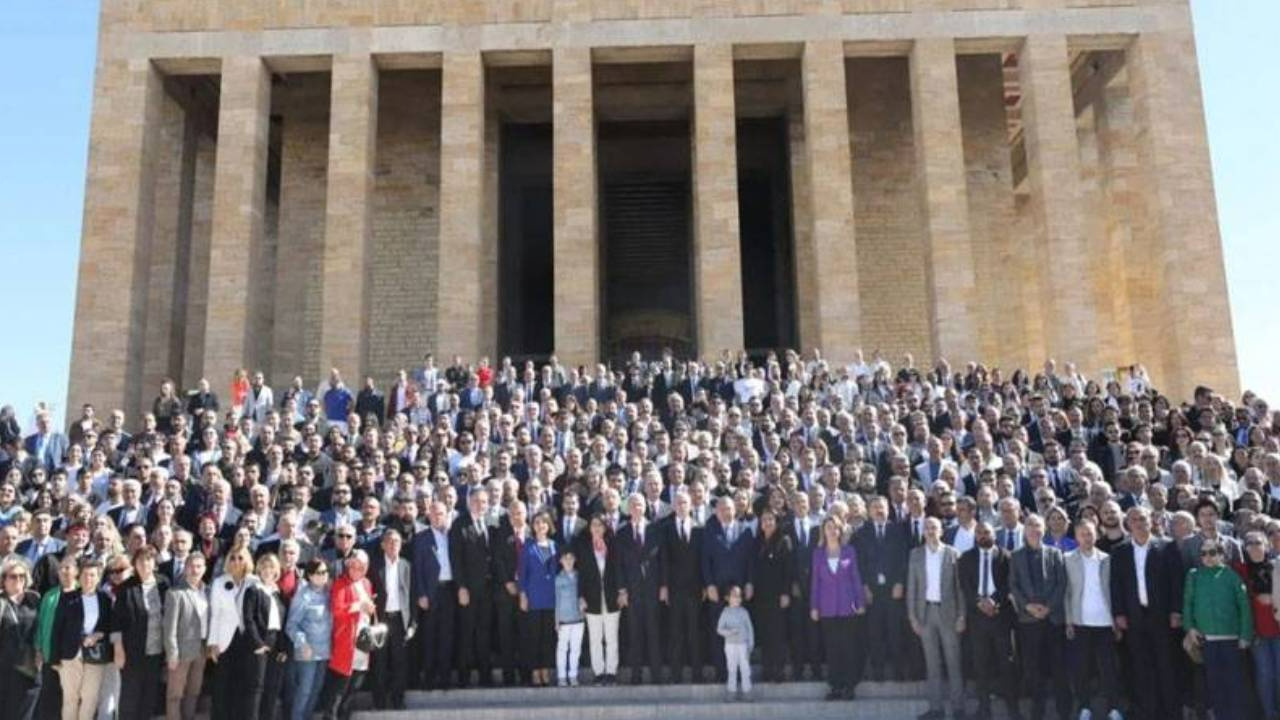 Mansur Yavaş ve Ankara’nın CHP’li başkanları, Anıtkabir’i ziyaret etti