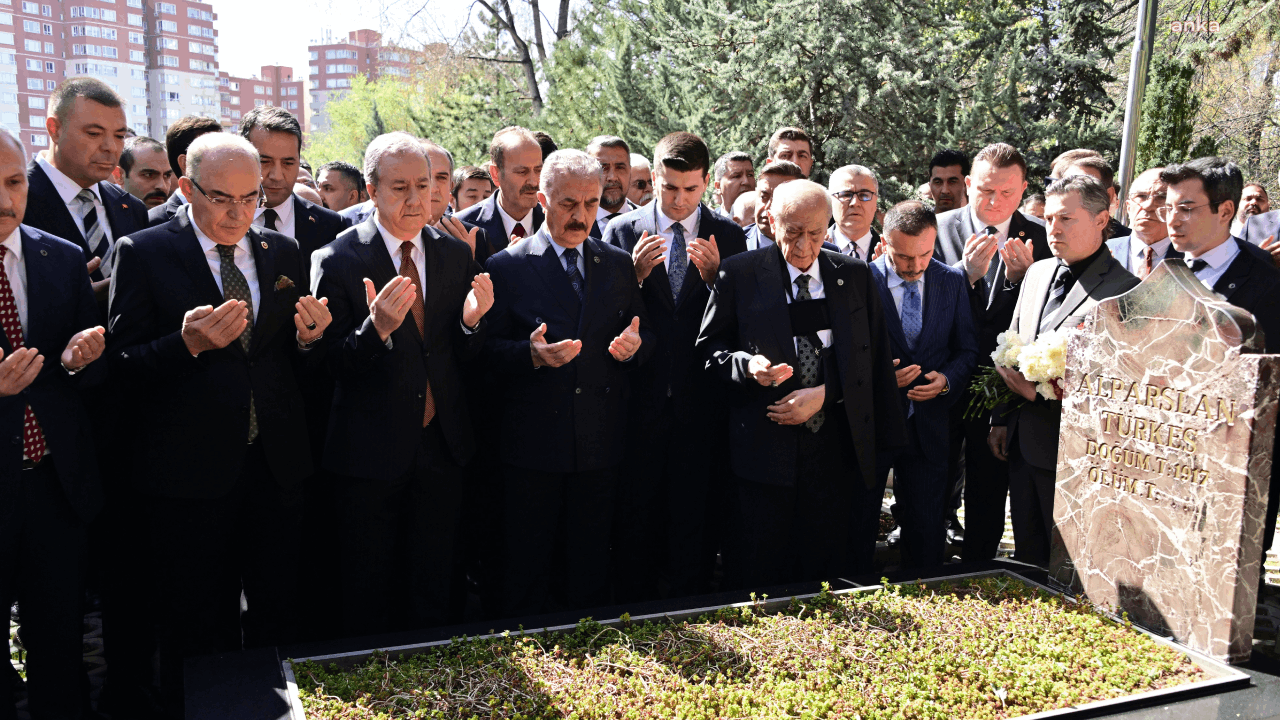 MHP lideri Bahçeli, Alparslan Türkeş’i mezarı başında andı