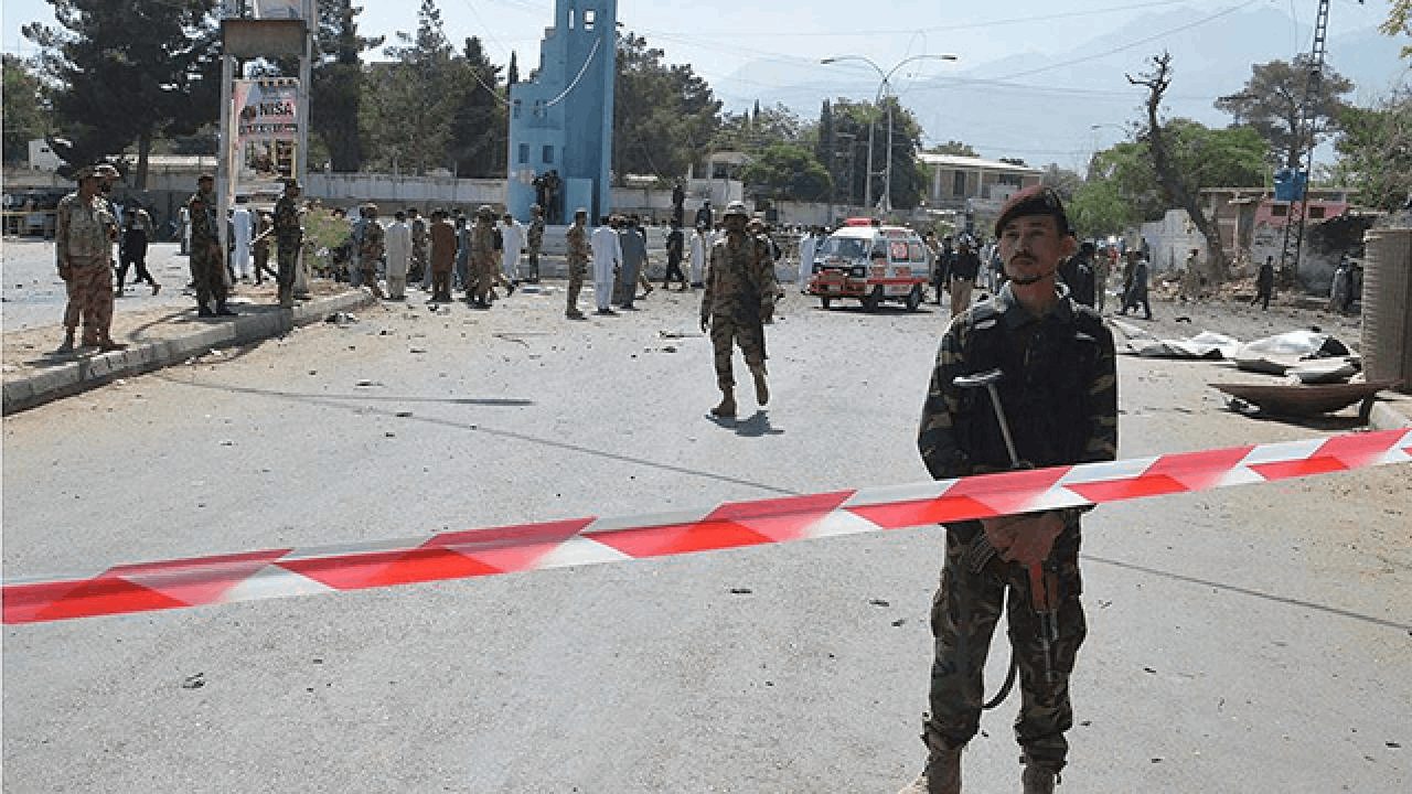 Pakistan’da silahlı kişiler yolunu kestikleri otobüsten kaçırdıkları 8 yolcuyu öldürdü