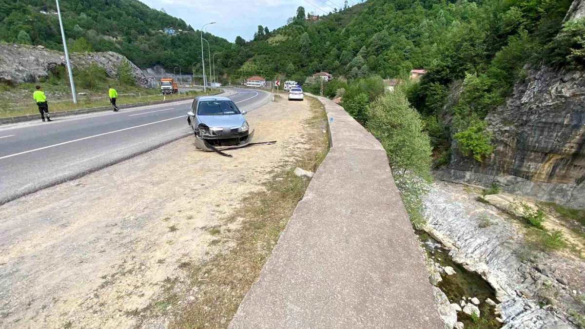 Zonguldak’ta Kontrolden Çıkan Otomobil Karşı Yola Geçti