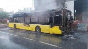 Seyir halindeki İETT otobüsü yandı