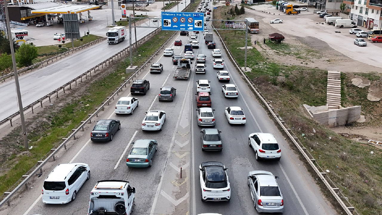 Sürücüler dikkat: Akın akın dönüşler başladı, 43 ilin geçiş güzergahında trafik tıkandı!