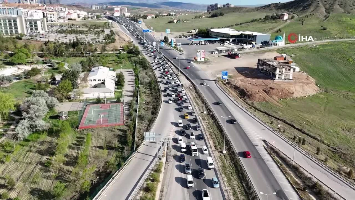 Tatilin son gününde trafik yoğunluğu: ‘Kilit kavşak’ böyle görüntülendi