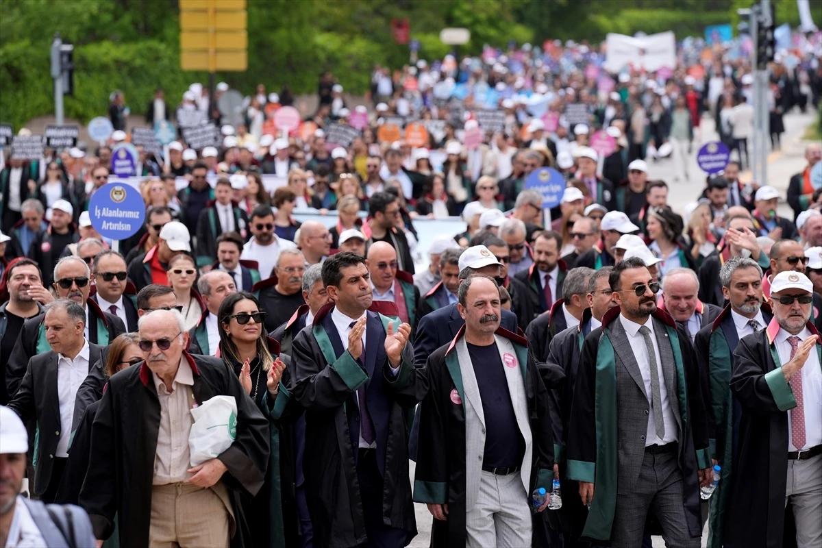 Türkiye Barolar Birliği, avukatların sorunlarına dikkat çekmek için Büyük Savunma Mitingi düzenledi