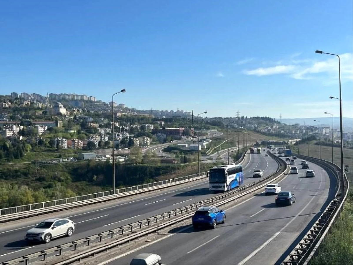 Ramazan Bayramı tatilini şehir dışında geçirmek isteyen vatandaşlar TEM Otoyolu’nda yoğunluk