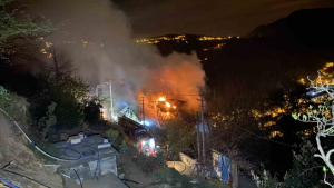 Üç katlı evde yangın: 3 kişi hastaneye kaldırıldı