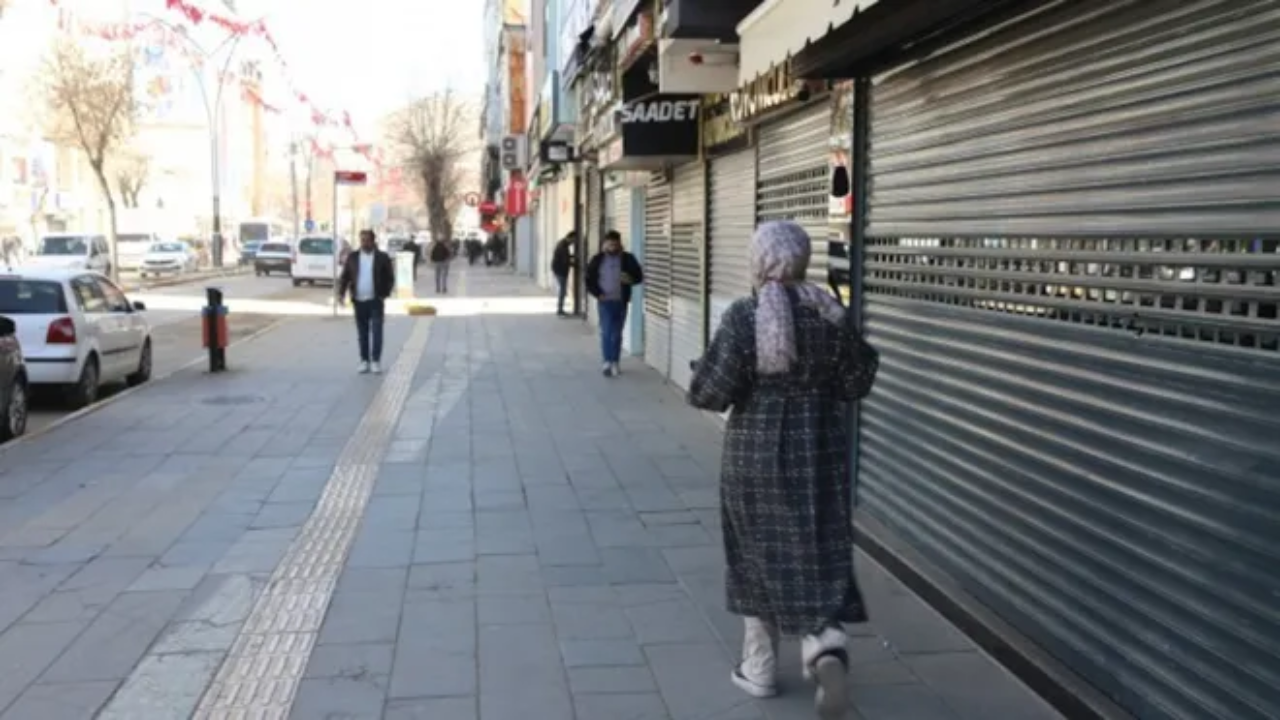 Van esnafı YSK kararına tepkili: Kepenk açmadı