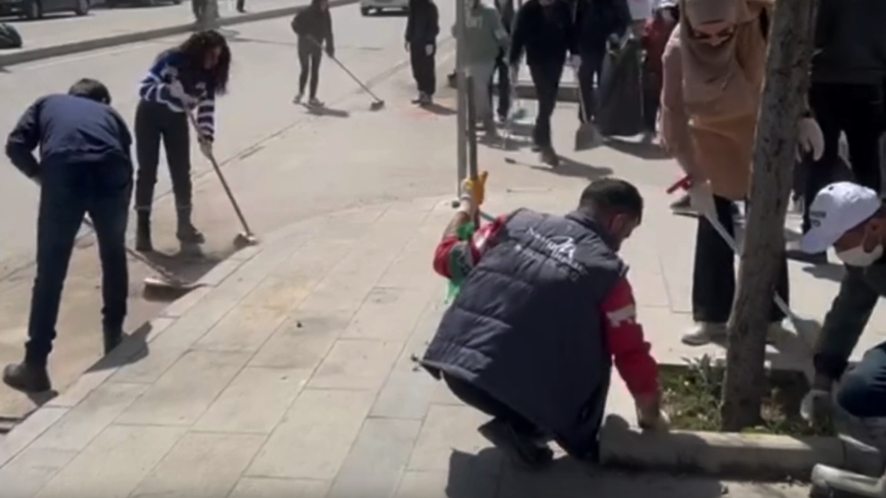 Van’da DEM Partili Abdullah Zeydan’a mazbatasının verilmesi kararının ardından yurttaşlar temizlik seferberliği başlattı