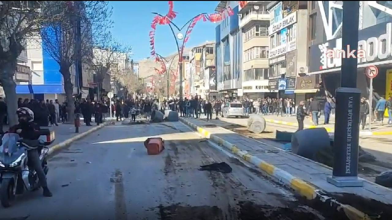 Zeydan gözaltına alınmaya çalışıldı I Van halkı sokaklara döküldü: Seçimde ikinci olan AKP’li adaya mazbata verilmesi kararı protesto ediliyor