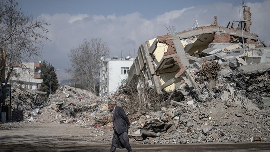 Bakan Işıkhan: Deprem bölgesinde mücbir sebep hali uzatıldı