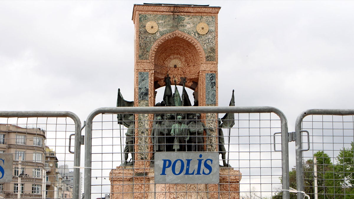 Boş kalan Taksim Meydanı havadan görüntülendi