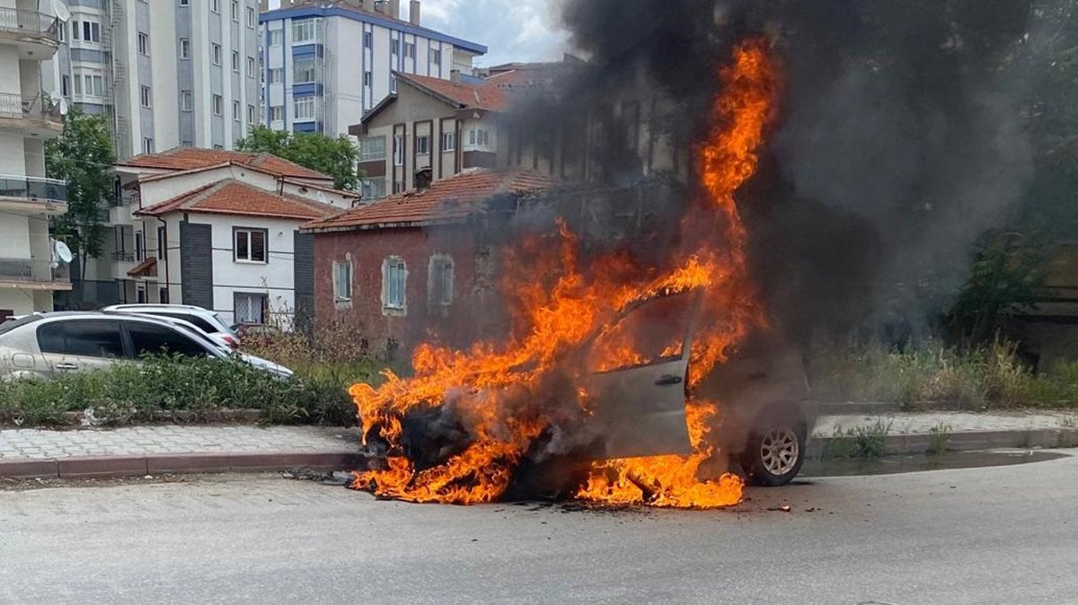 Kontağı çevirdi, otomobil alev topuna döndü