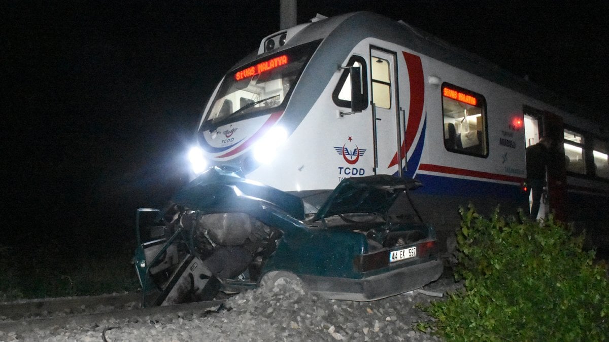 Trenin altında kalan otomobil metrelerce sürüklendi: 17 yaşındaki sürücü hayatını kaybetti