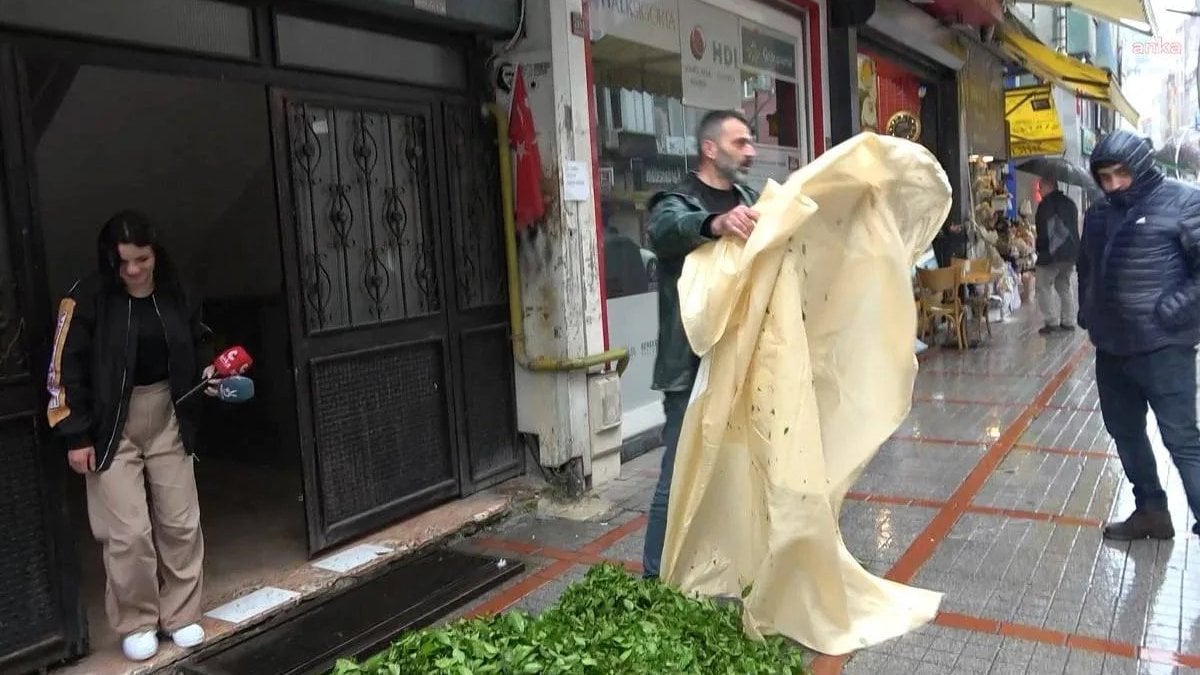 Rizeli üreticiden çay alım fiyatı protestosu: AK Parti İl Başkanlığı önünde bir çuval çayı döktü