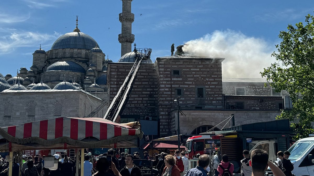 Mısır Çarşısı’nda korkutan yangın! Ekipler müdahale ediyor