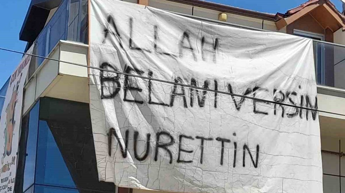 Binaya asılan pankart şaşırttı: ‘Allah belanı versin Nurettin’