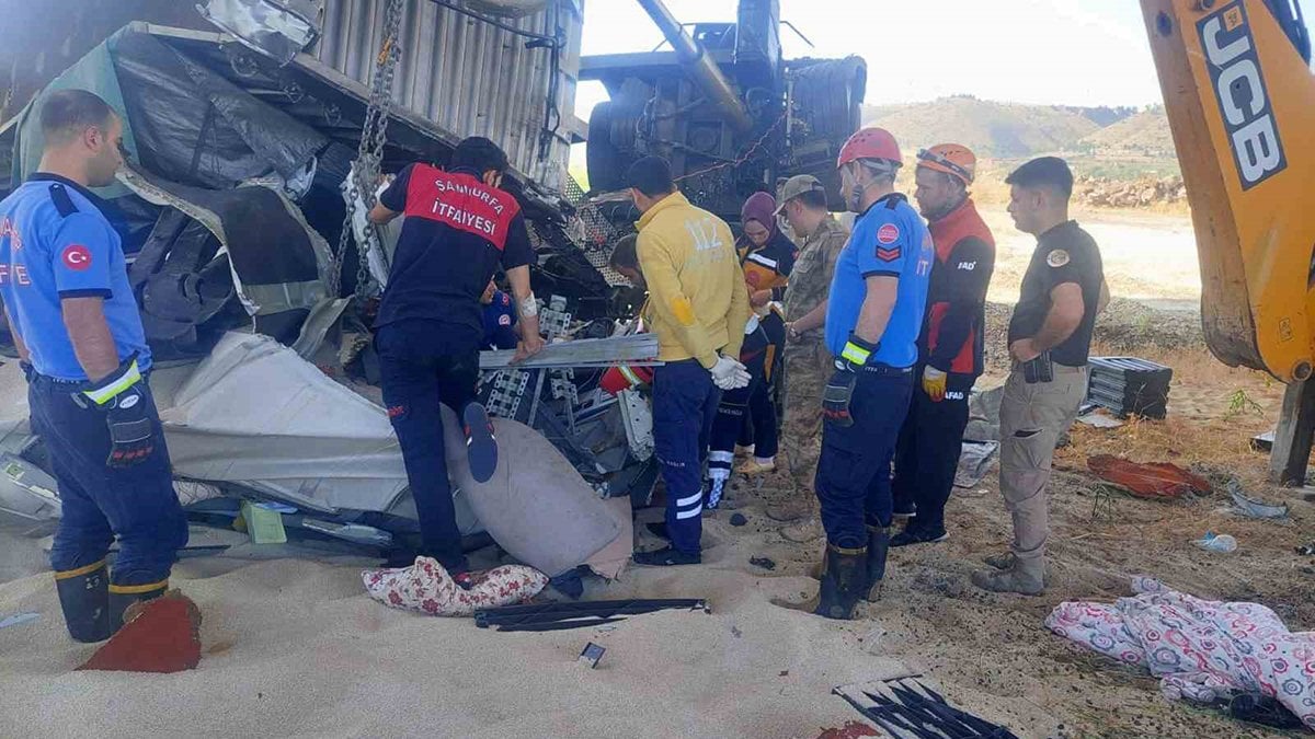 Kontrolden çıkan TIR köprüden uçtu: 2 ölü