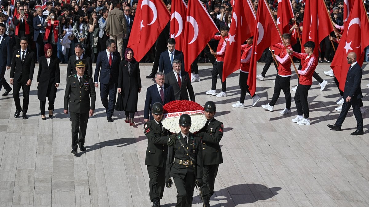 Bakan Bak ve gençler Anıtkabir’de