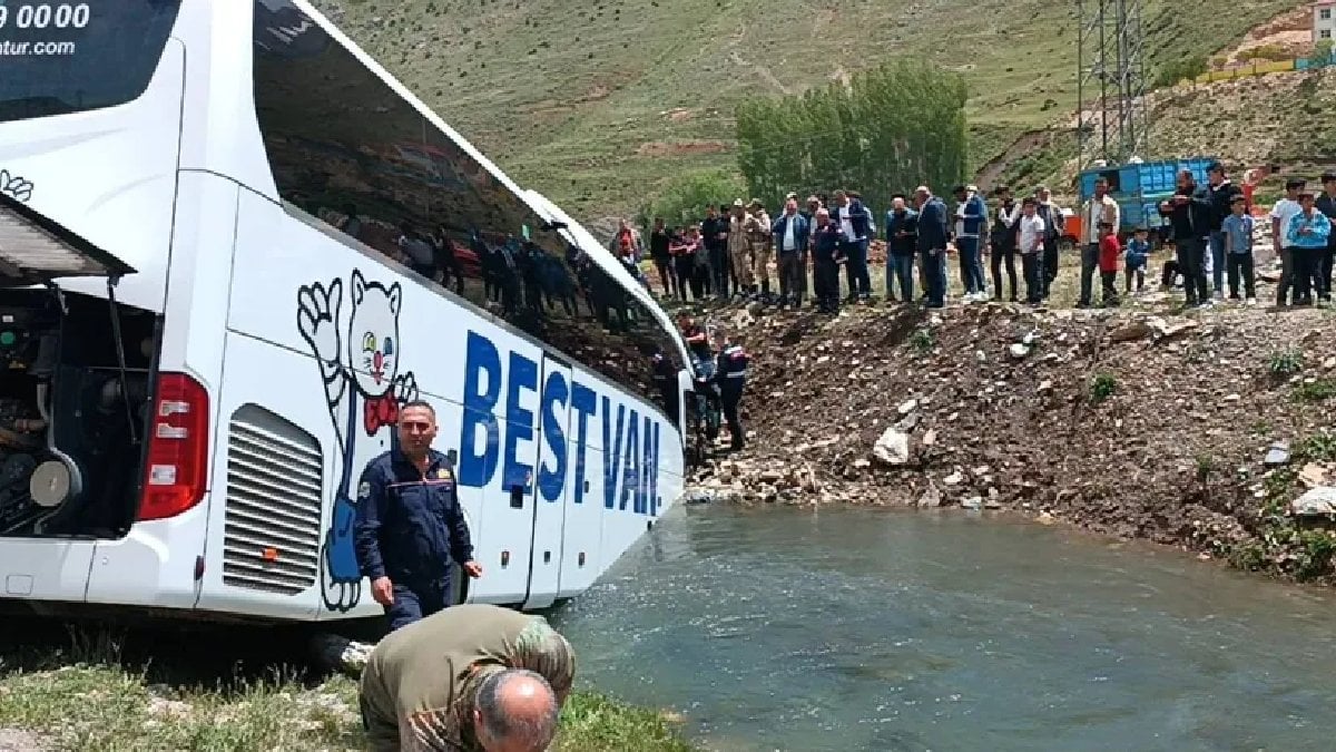 Bitlis’te yolcu otobüsü dereye düştü: Yaralılar var