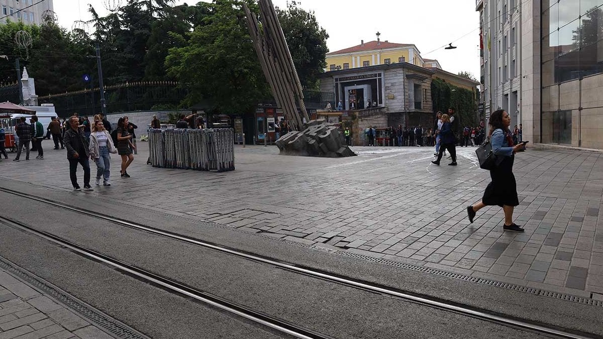 Galatasaray Meydanı’ndaki polis bariyerleri 300 hafta sonra kaldırıldı