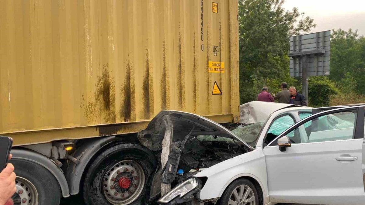 Anadolu Otoyolu’nda otomobil, tıra ok gibi saplandı: 2 yaralı