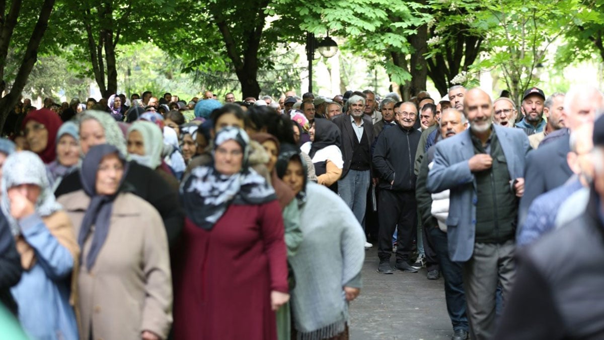 ‘Ücretsiz’ olduğunu duyunca 5 bin kişi sıraya girdi! Bu bildiğiniz kuyruklardan değil…