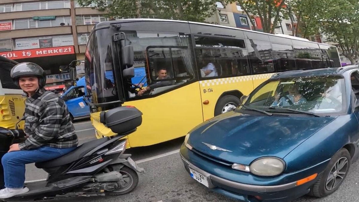 Motosikletine çarpan kişiyi görünce kahkahalara boğuldu! İlginç anlar kameraya yansıdı