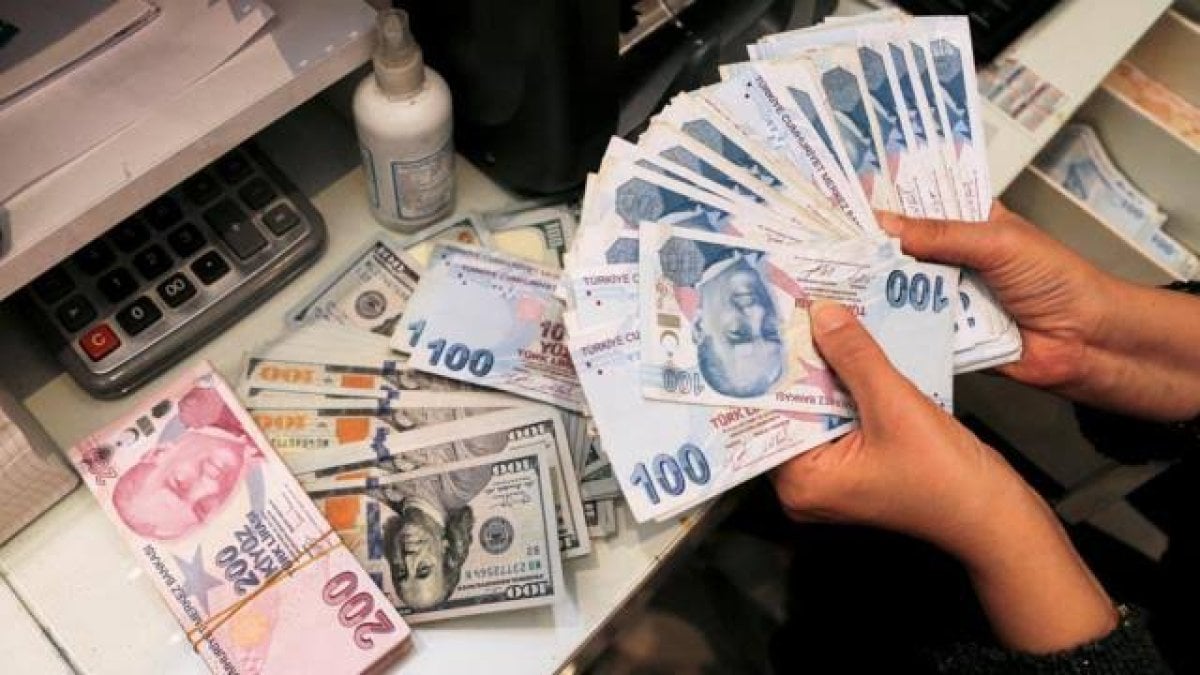 Dolar o tarihte 15 lira birden… Duyan dövizcilere koşuyor