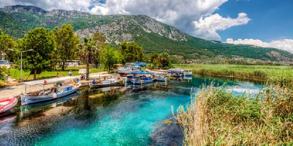 Ne Bodrum ne de Manavgat! Ege’nin gözde beldesi, huzurun ta kendisi! Mavi ve yeşilin muhteşem kombinasyonu