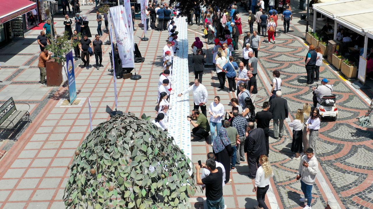 22 metrelik badem ezmesi yaptılar