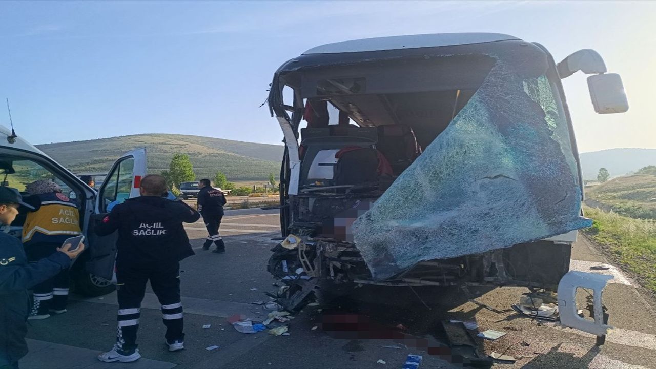 Afyon’da korkunç kaza: Kamyonet ve yolcu otobüsünün çarpışması sonucu 3’ü ağır 17 yaralı