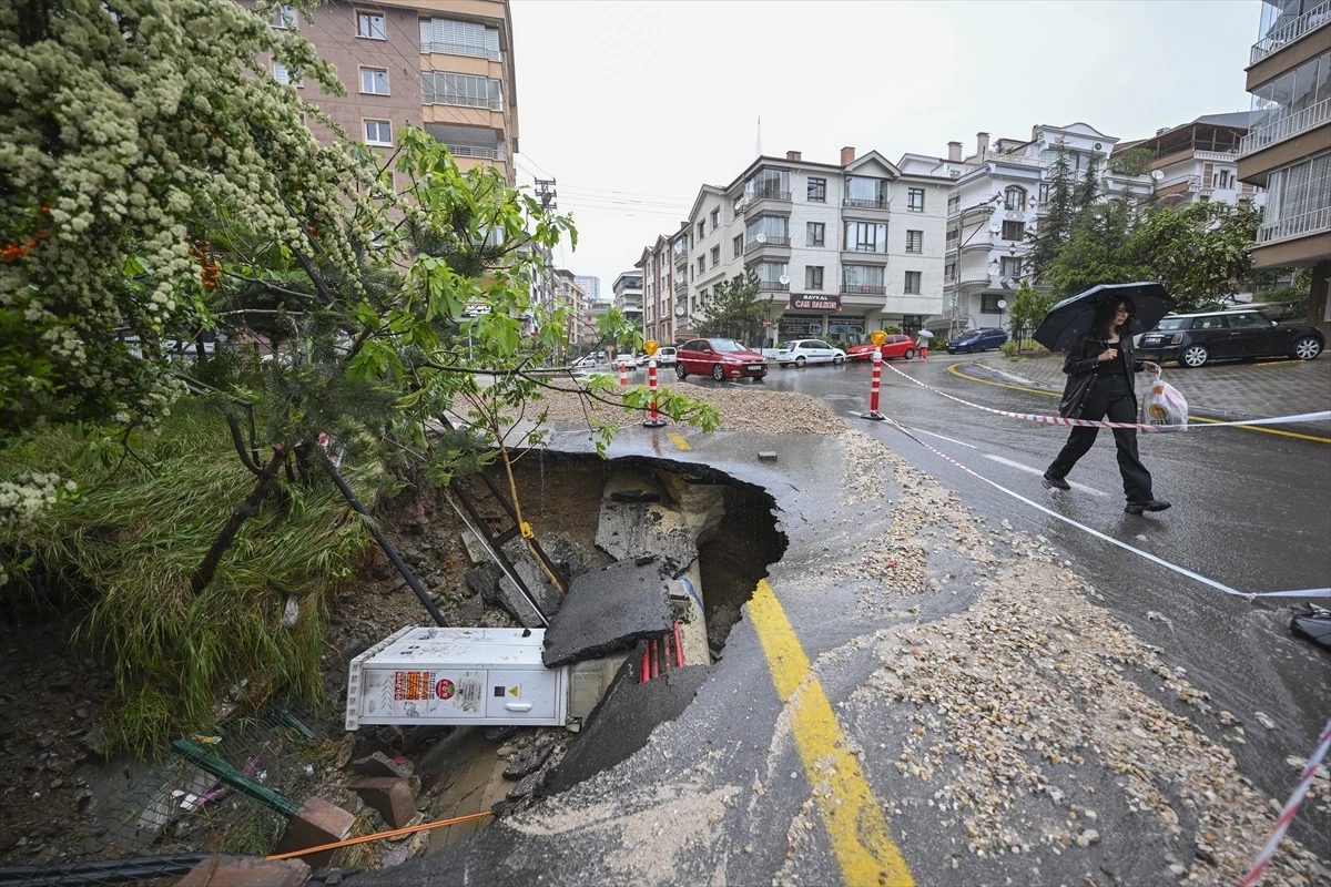 Ankara’da dün etkili olan sağanak nedeniyle Yenimahalle’de yol çöktü