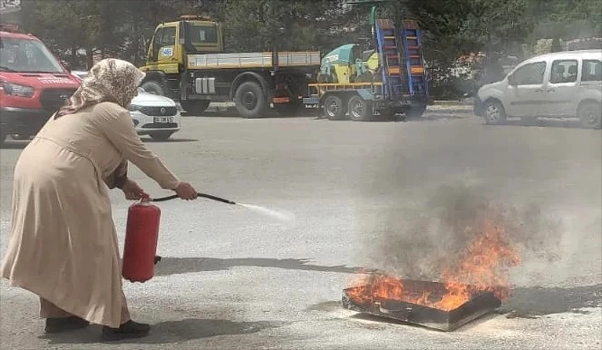 Ankara’da muhtarlara yaz öncesi yangın söndürme eğitimi verilmeye başlandı