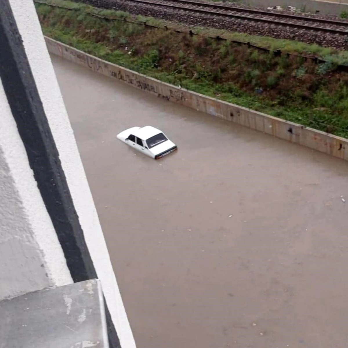 Ankara’da sağanak etkili oldu, yollar göle döndü