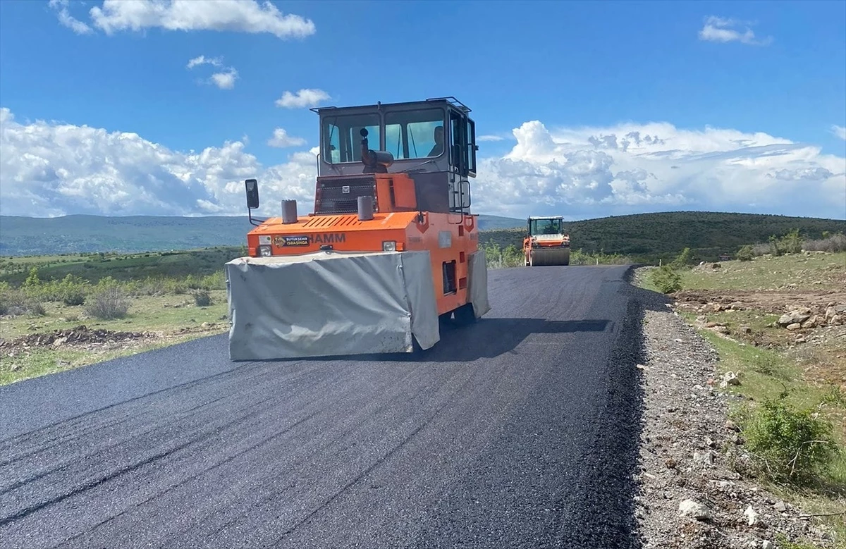 Ankara’nın Güdül ilçesinde yol çalışmaları devam ediyor