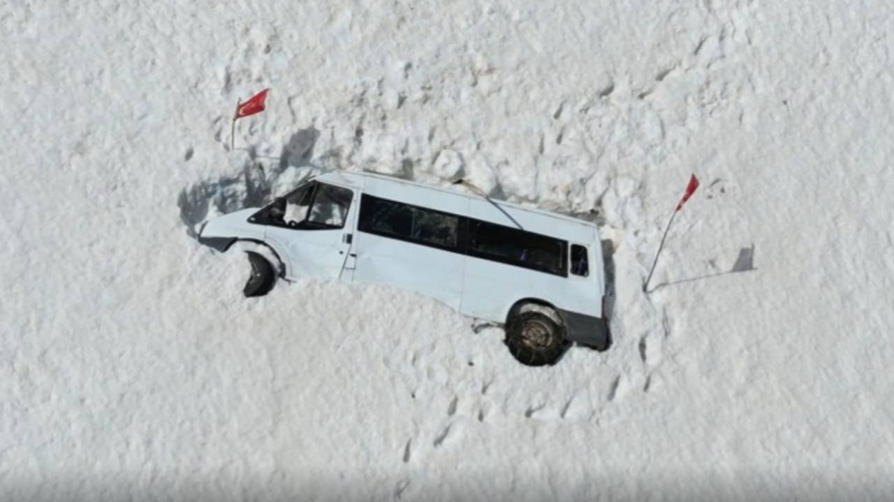 Aylardır kar altında kalan minibüsünü çıkaracağı günü bekliyor