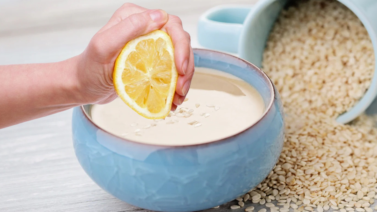 Bir kaşık tahine birkaç damla limon sıkıp kaşıklayın: Meğer tam bir şifa deposuymuş. Tahin ve limon karışımı neye iyi gelir?