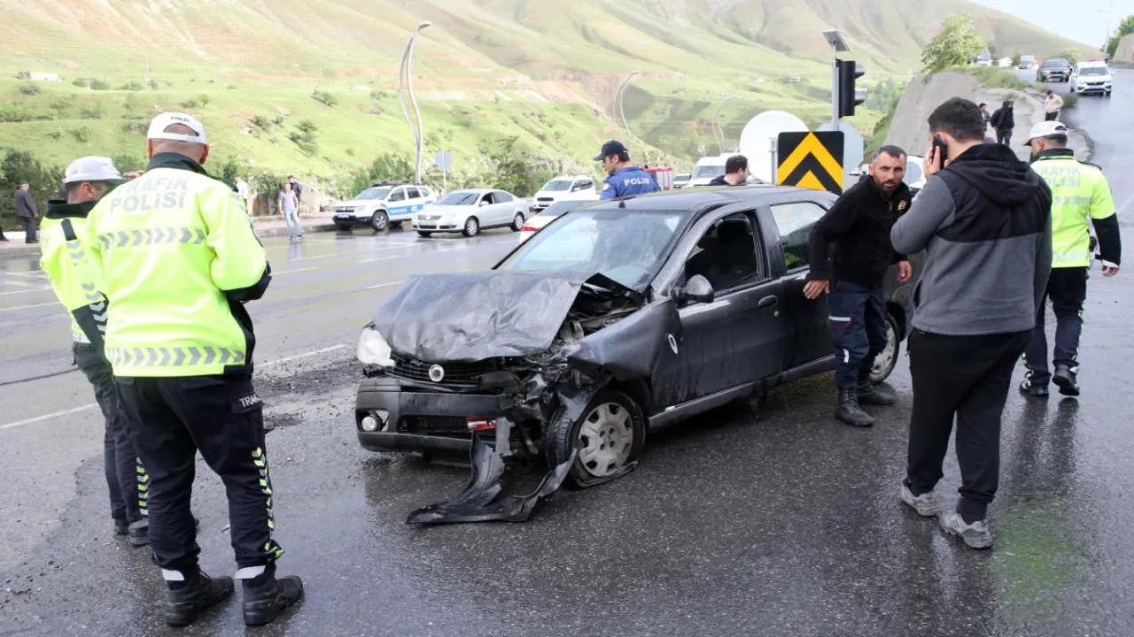 Bitlis’te kavşak kazasında 5 kişi yaralandı: Bir polis memuru da aralarında