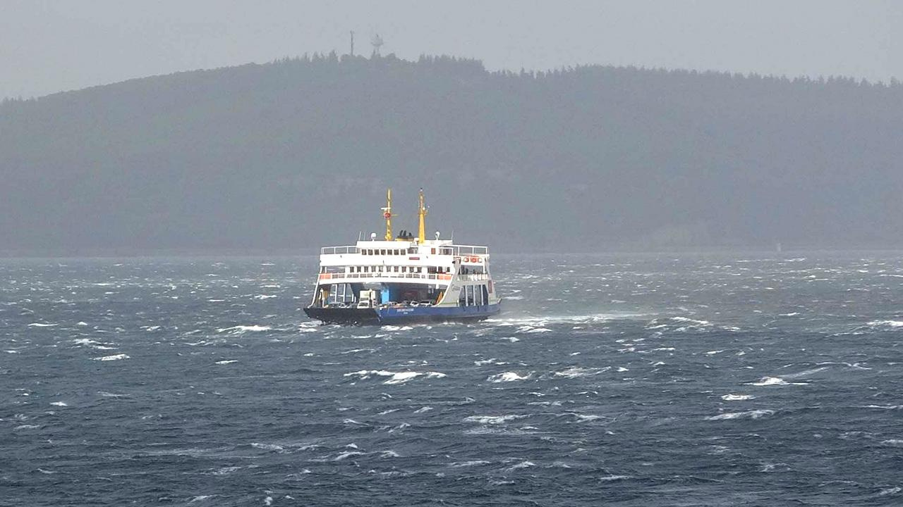 Çanakkale’de bazı feribot seferleri, hava muhalefeti nedeniyle iptal edildi