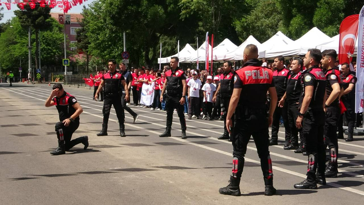 Diyarbakır’da Kürtçe müzik eşliğinde 19 Mayıs kutlandı