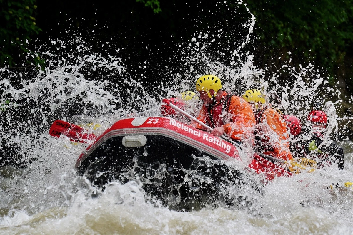 Düzce’deki Melen Çayı rafting parkuru maceraseverleri ağırladı