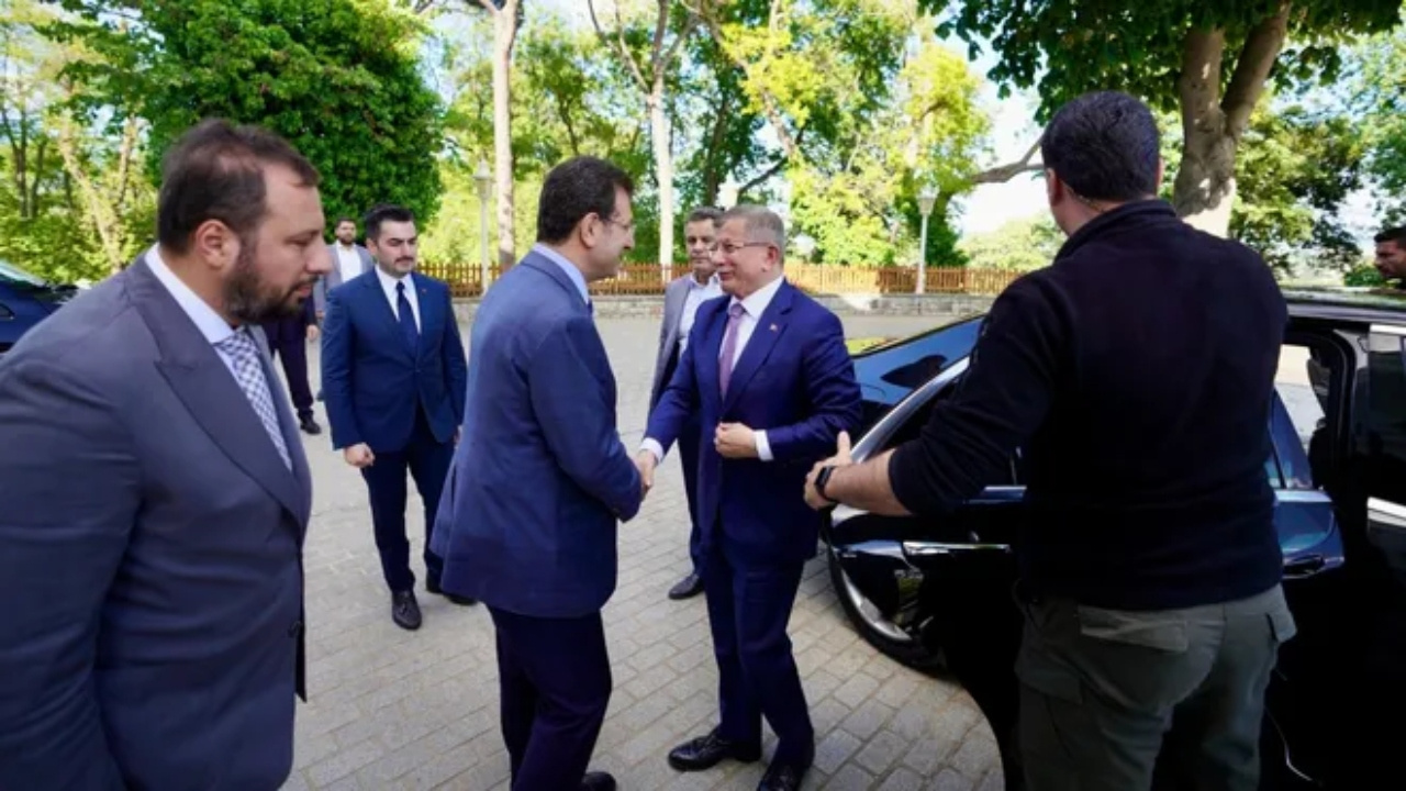 Gelecek Partisi lideri Ahmet Davutoğlu, İBB Başkanı Ekrem İmamoğlu’nu ziyaret etti