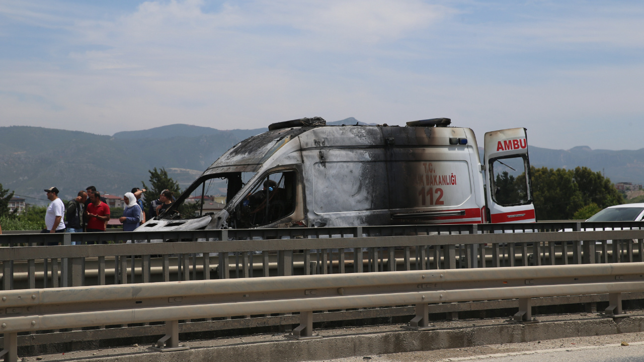 İçinde hasta olan seyir halindeki ambulansta yangın çıktı!